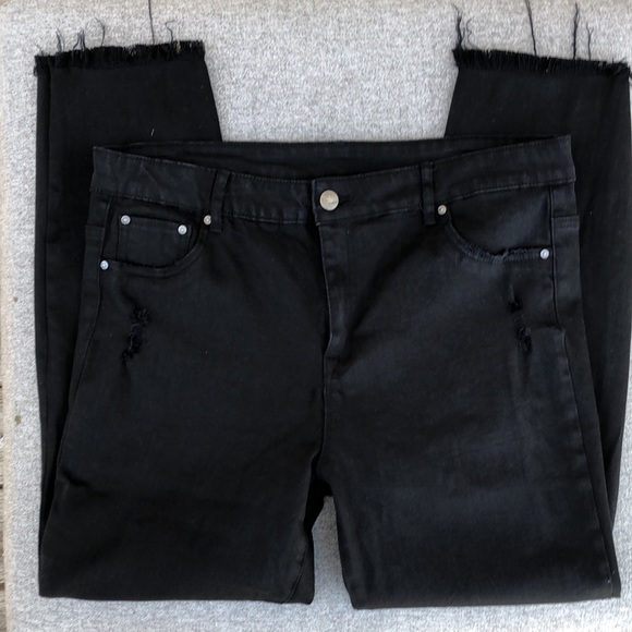 Like new! - TRACTR Distressed High-Rise Black Jeans - Picture 4 of 7